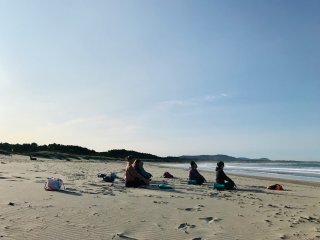 Gemeinsam meditieren an den langen Sandstränden Portugals