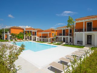 Der Pool liegt eingebettet in einem großzügigen Garten