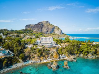 Das Hotel Kalura liegt traumhaft an der Küste Italiens