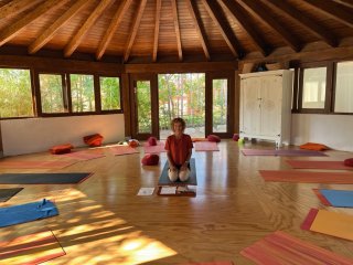 Hilde Peer in der hellen Yoga-Shala