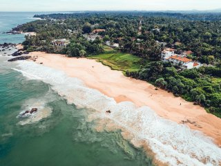 Der weite Strand direkt vor dem Taprana lädt zu langen Spaziergängen ein 