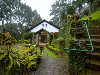 Das Restaurant fügt sich in die Natur des Sitaram Mountain Retreats ein