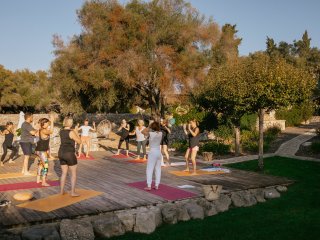 Gemeinsam in der Gruppe Yoga üben 