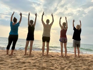 Gemeinsam am Strand Sri Lankas Yoga üben