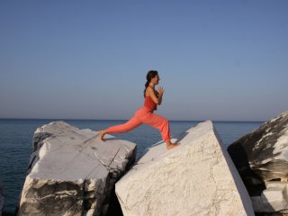 Yogalehrerin Christina Drews am Meer
