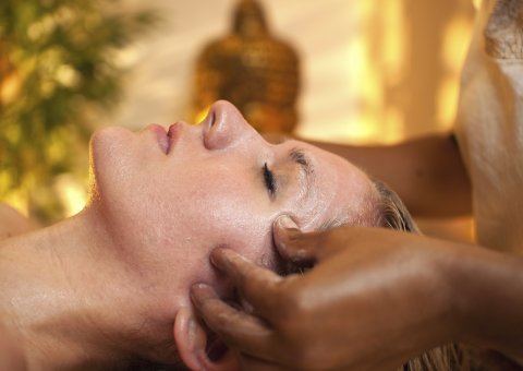Eine entspannede ayurvedische Kopfmassage (Mukabhyanga) hilft Ihnen, den Alltag hinter sich zu lassen 