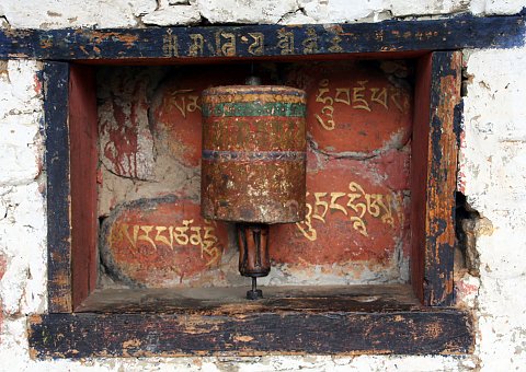 Gebetsmühle am Kloster Dodedrak in Bhutan