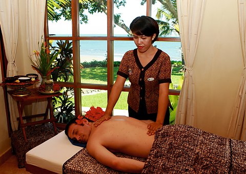 Entspannen Sie bei einer Massage im Massagepavillion