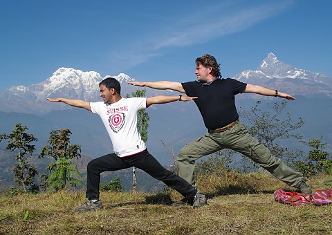Während der Rundreise durch Nepal erleben Sie Yoga mit Blick auf den Himalaya