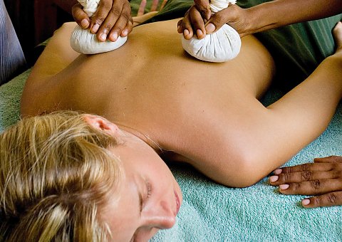 Entspannen Sie bei einer ayurvedischen Kräuterstempel Massage im Barberyn Beach Resort