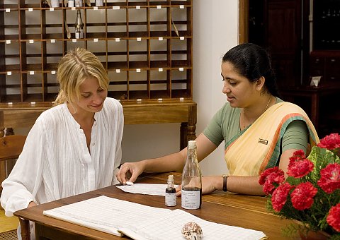 Im Barberyn Beach Resort erhalten Sie eingangs Ihren individuellen Ayurveda Behandlungsplan von Ihrer erfahrenen Ärztin und können sich jederzeit bei Fragen vertrauensvoll an sie wenden