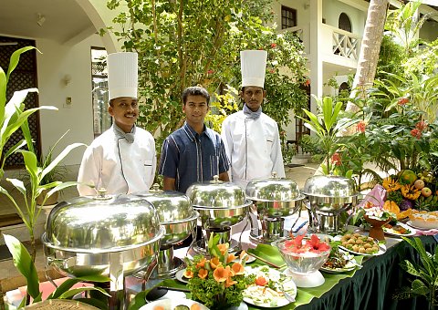 Bedienen Sie sich am leckeren ayurvedischen Buffet im Palmengarten des Surya Lanka