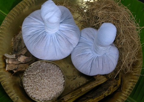 Die vorbereiteten Kräuterstempel für eine Ayurveda Kur warten auf ihren Einsatz