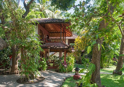 Die liebevoll eingerichteten Bungalows des Bali Mandalas verteilen sich im tropischen Garten