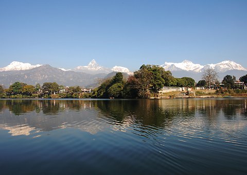 Umgeben von den hohen Bergen des Himalayas befindet sich der Begnas Lake in Nepal