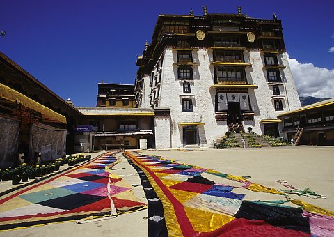 Der Potala-Palastes thront auf einer Höhe von 130 Metern über der Hauptstadt von Tibet, Lhasa.