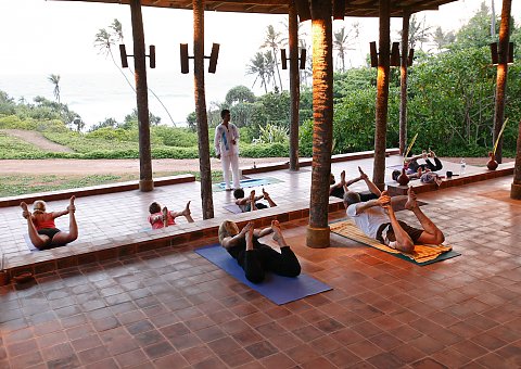 Neben Ayurveda-Kuren können Sie auch mit Yoga und Meditationen jeden Tag ganzheitlich entspannen