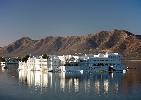 In der Märchenstadt Udaipur bringt die Sonne den weißen Palast im See zum Leuchten