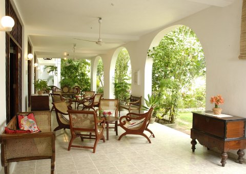 Gönnen Sie sich eine kleine Auszeit auf der Terrasse des Surya Lanka