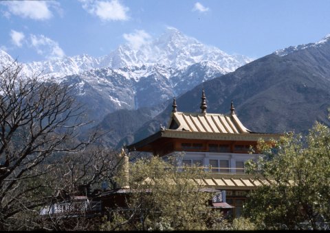 Der Blick vom Tempel zu den Schneebedeckten Gipfeln des Himalaya lässt Sie zur Ruhe kommen.
