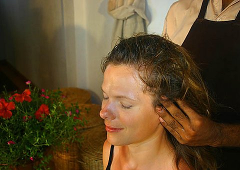 Genießen Sie eine ayurvedische Kopfmassage