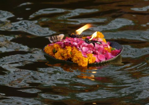 Indien Varanasi Ganges Kerze