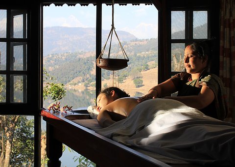 Gönnen Sie sich eine wohltuende Ayurveda-Behandlung im Begnas Lake 