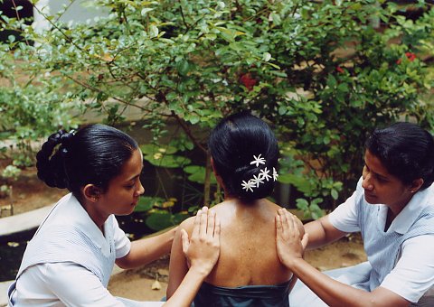 Genießen Sie eine ayurvedische Synchronmassage im Barberyn Beach Resort