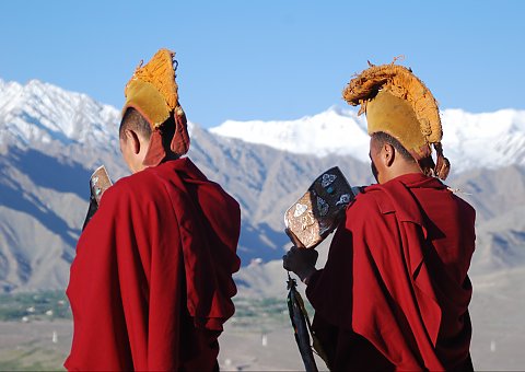 Einheimische Mönche beim Puja-Ritual