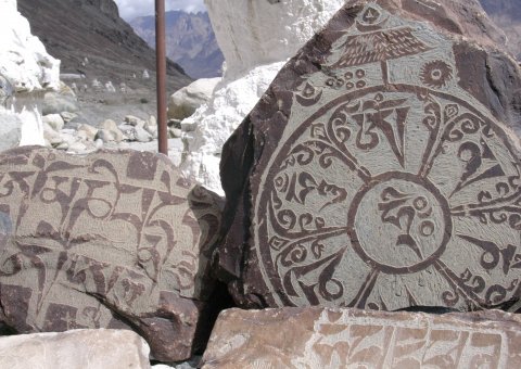 Besichtigen Sie die Manisteine in Hundar