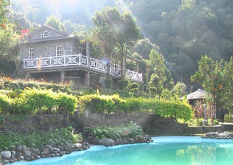 Erfrischen Sie sich in reinem Quelwasser im Pool des Begnas Lake Resorts