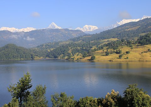 Atemberaubende Landschaft rund um das Begnas Lake Resort in Nepal 