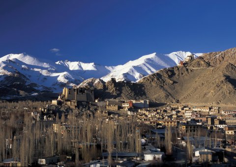 Umgeben von weißen Schneebergen befindet sich die Stadt Leh