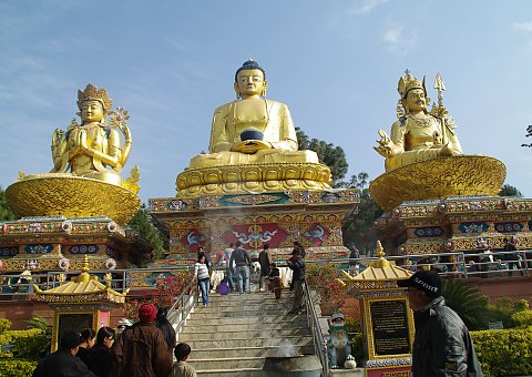 Goldene Statuen in der Nähe der Swayambunath Stupa in Kathmandu, Nepal