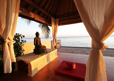 Üben Sie mit Blick auf das Meer Yoga und Meditation im Pavillion des Bali Mandalas