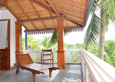 Blick auf den großen und gemütlichen Balkon mit Sitzgelegenheiten in der Villa Safira