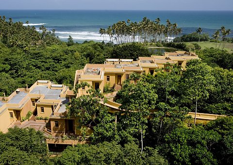 Das weitläufige Areal des Barberyn Beach Resorts erstreckt sich inmitten einer grünen Pflanzenwelt