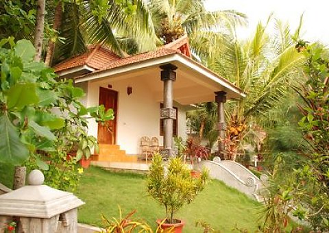 Inmitten des Gartens befinden sich die Kerala-Häuser im Bethsaida Hermitage