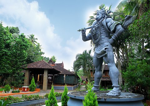 Kraftvoll und anmutig schmiegt sich die Figur des hinduistischen Affengottes Hanuman in die Anlage des Athreya