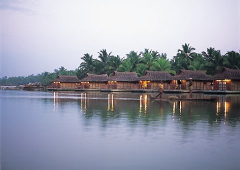 Die Floating Cottages im Poovar Island Resort liegen direkt an den Backwaters in Kerala