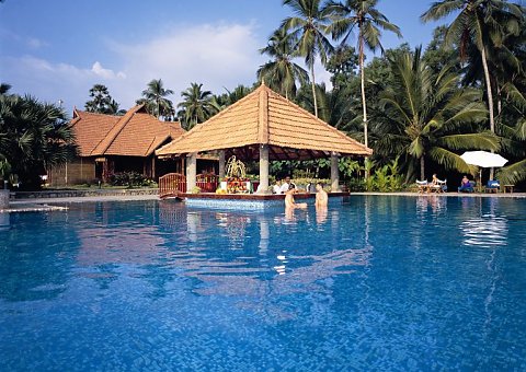 Gönnen Sie sich eine Abkühlung im Pool des Poovar Island Resorts in Kerala 