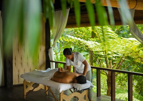 Entspannen Sie bei einer wohltuenden Massage im Freiluft Pavillion