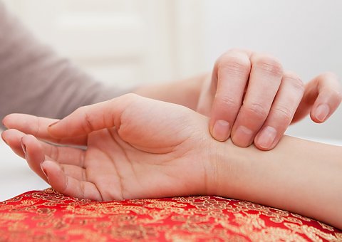 Bei der Eingangsdiagnose Ihrer Ayurveda Kur wird stets eine Pulsdiagnose (Nadi Vigyan) durchgeführt, um dadurch Ihren Dosha-Typ zu bestimmen