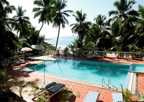 Der weite Blick vom pool über das Meer