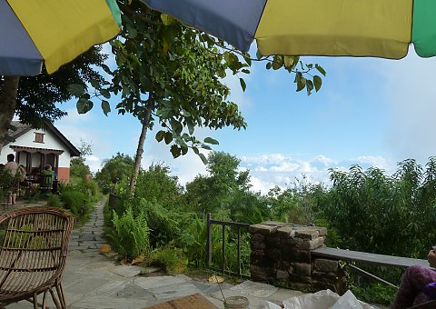 Die Natur Nepals von der Terasse des Namo Buddha Resort ansehen 