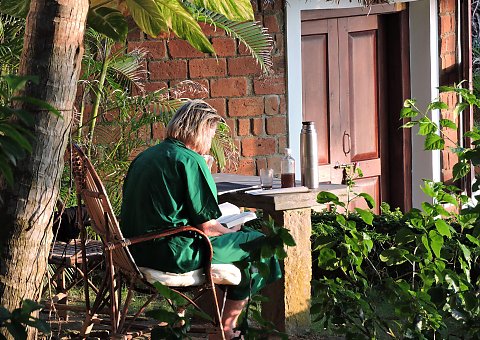 Die weitläufige Anlage des Manaltheeram bietet viele lauschige Rückzugsorte, an denen Sie sich nach Ihrer Ayurveda Behandlung entspannen können