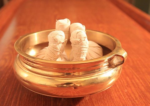 Ayurvedische Kräuterstempel für eine wohltuende Massage