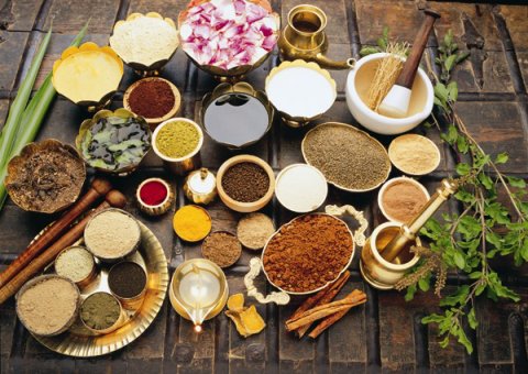 Vielfältige ayurvedische Gewürze helfen Ihnen neue Energie zu danken