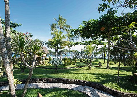 Erkunden Sie die vielfältige Gartenlandschaft mit Blick auf das Meer im Puri Dajuma