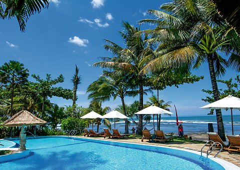 Der Pool mit Meerblick und Wasser aus der eigenen Süßwasserquelle lädt zum Entspannen ein